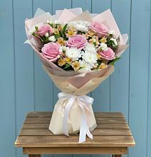 Букет цветов из:  Гвоздики, Орхидеи и Розы в Куршаве