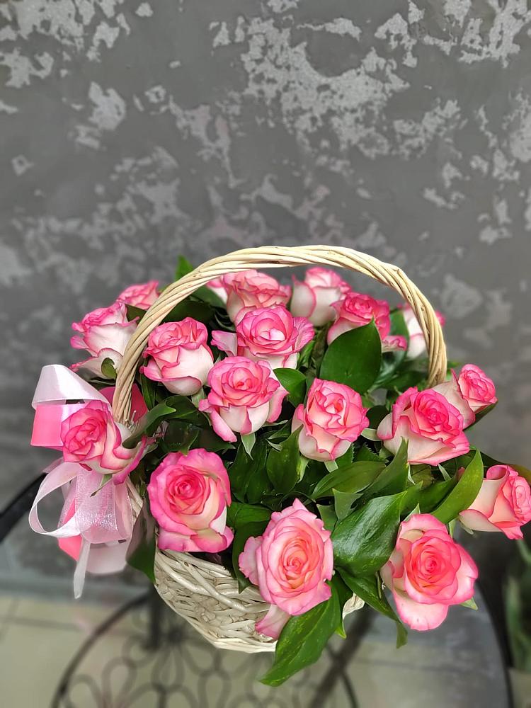 Цветочная композиция из Розы в корзине в Куршаве