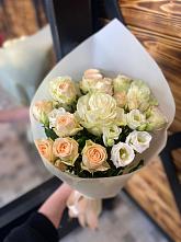 Букет цветов из:  Розы и Лизиантусы в Куршаве