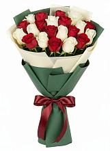 Букет Микс из красных и белых роз в Куршаве