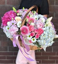 Композиция солнечный день в Куршаве Цветочная композиция из Розы, Хризантемы, Пионы и Лизиантусы в корзине в Куршаве