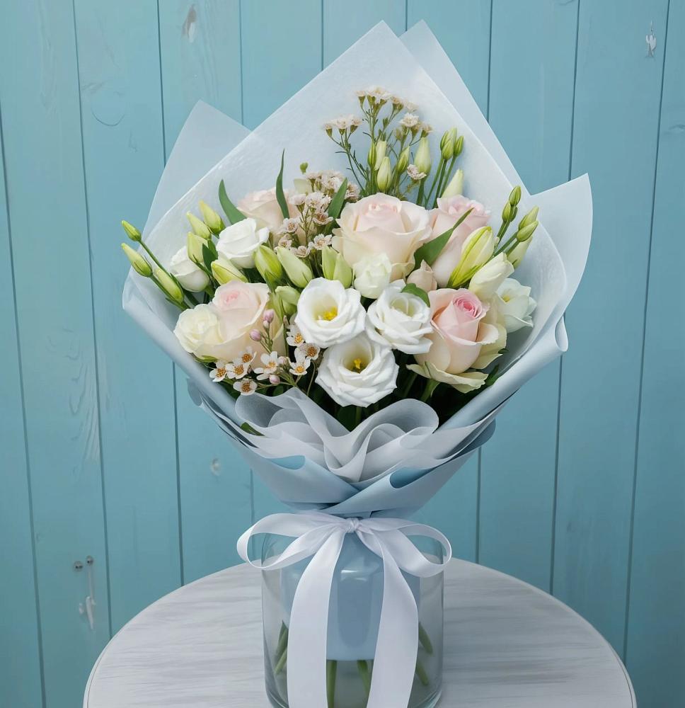 Букет цветов из: Розы и Лизиантусы в Куршаве