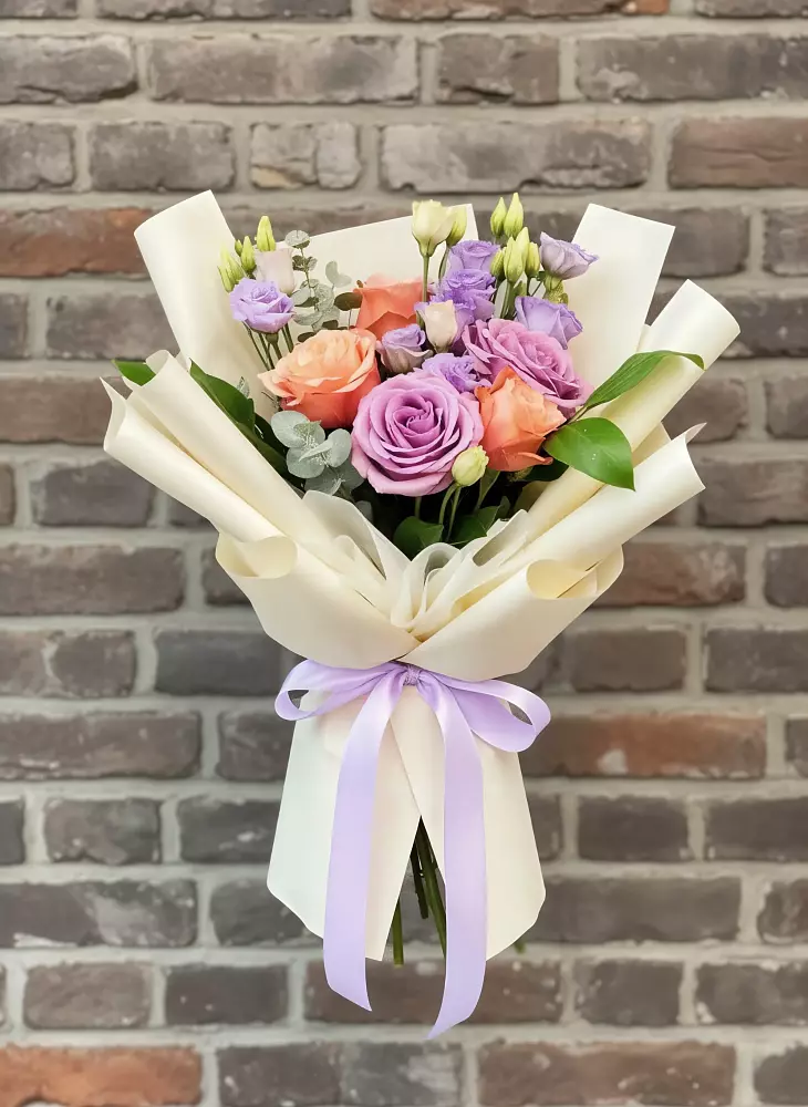 Букет цветов из: Лизиантусы и Розы в Куршаве