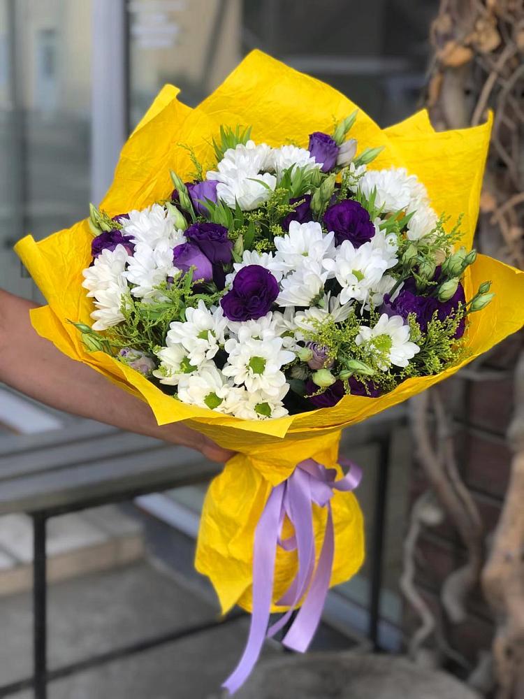 Букет цветов из: Ирисы, Хризантемы и Ромашки в Куршаве