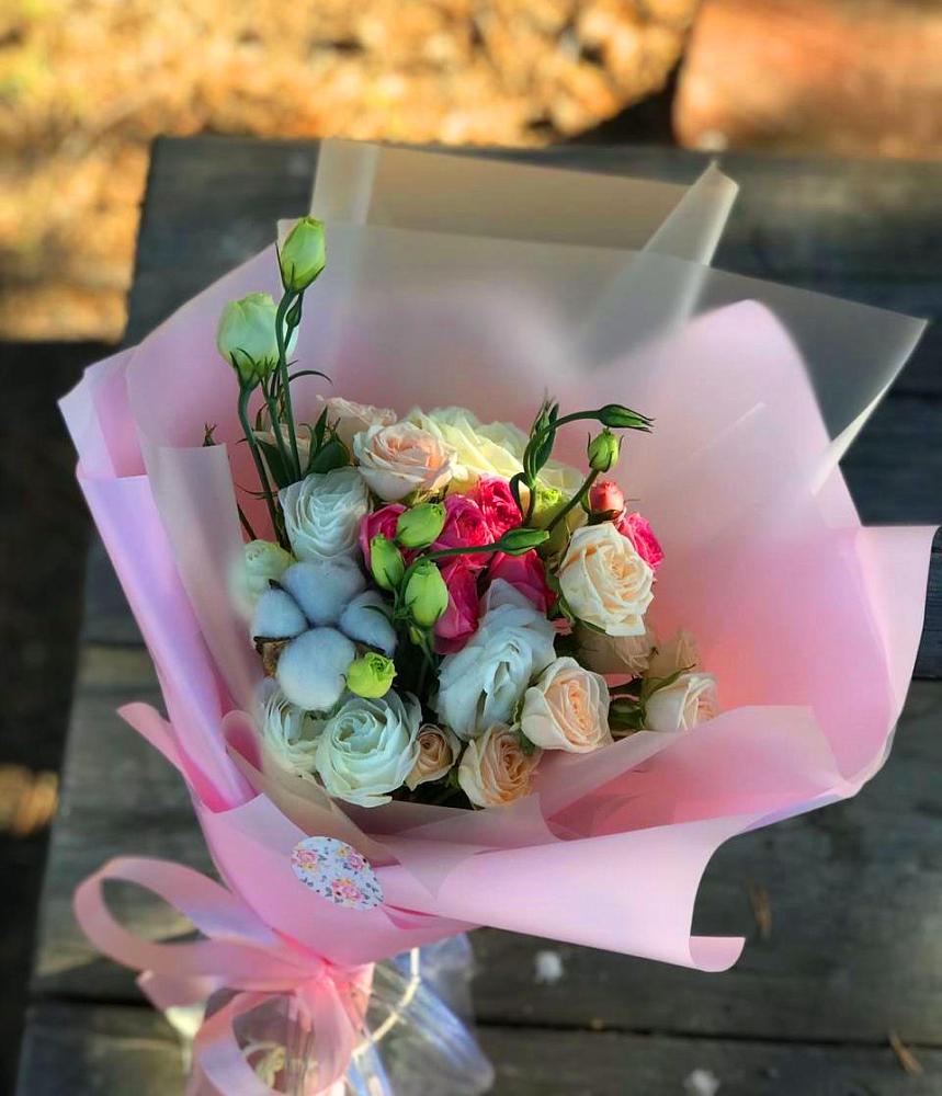 Букет цветов из: Розы и Лизиантусы в Куршаве