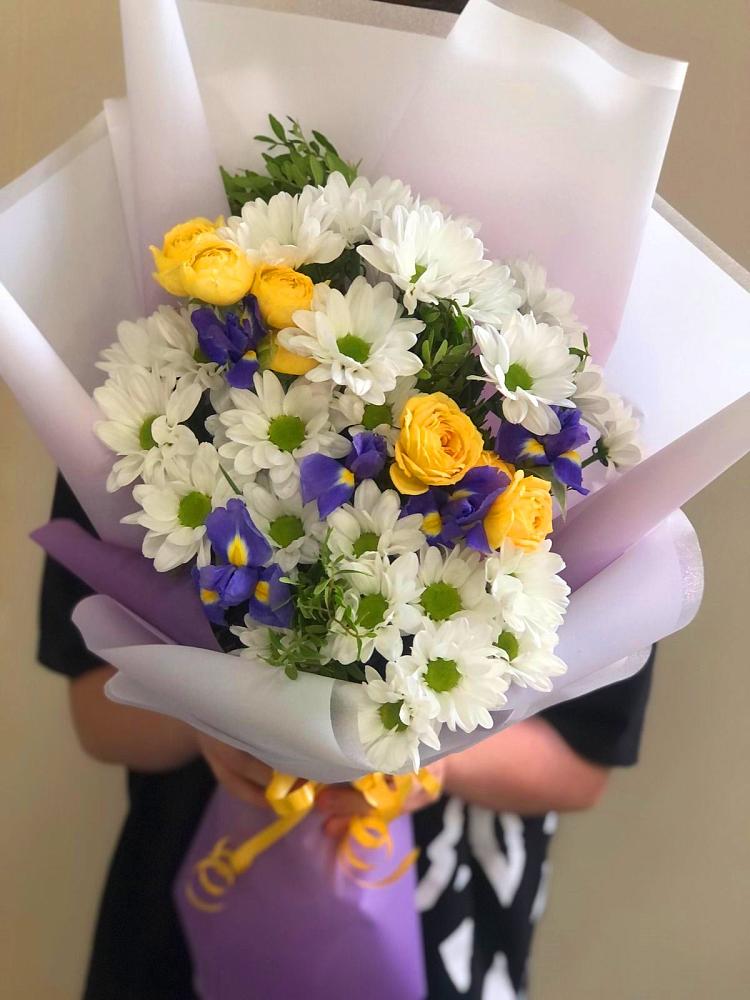 Букет цветов из: Ирисы, Хризантемы и Розы в Куршаве