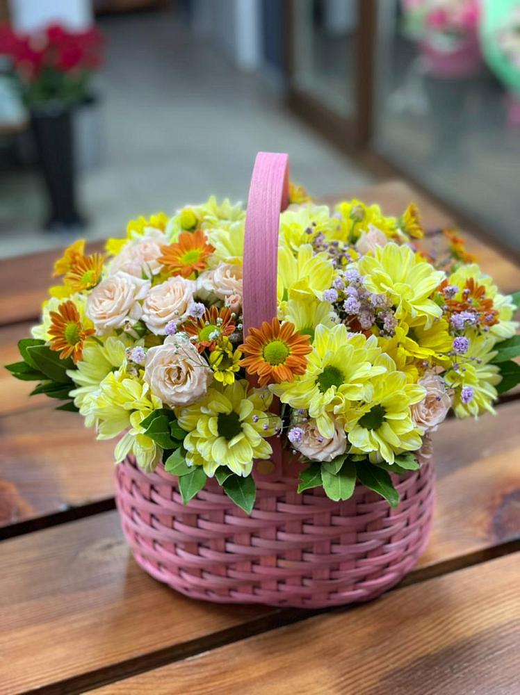 Цветочная композиция из Хризантемы и Розы в корзине в Куршаве