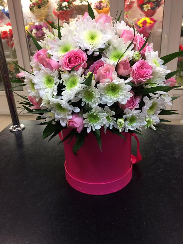 Цветочная композиция из Розы и Хризантемы в шляпной коробке в Куршаве