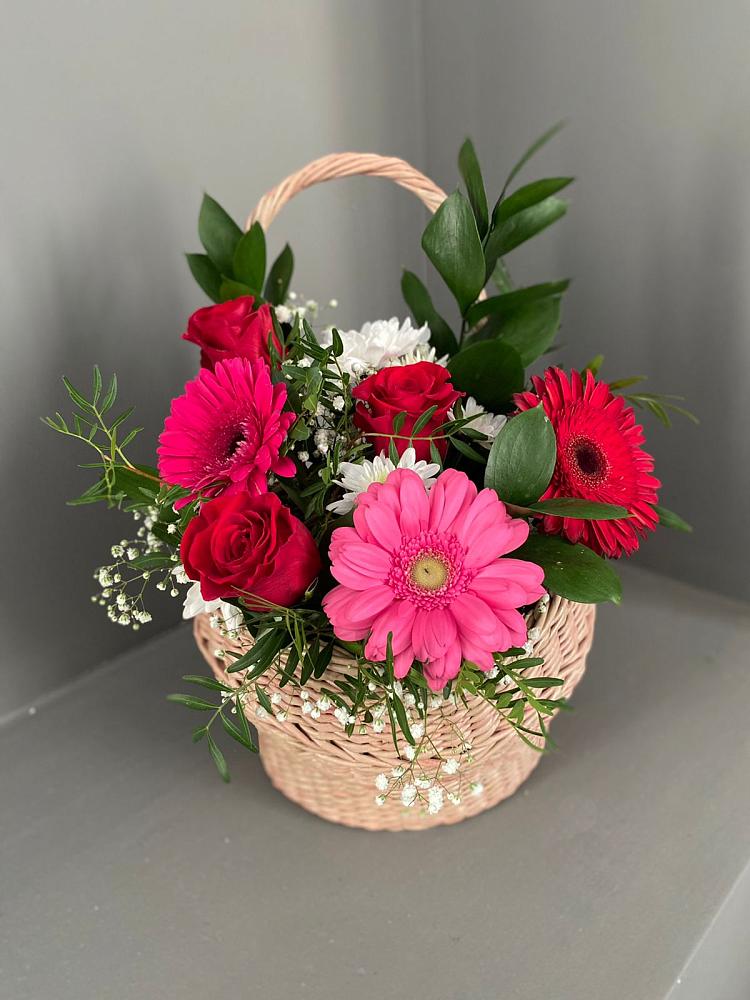 Цветочная композиция из Розы, Хризантемы и Герберы в корзине в Куршаве