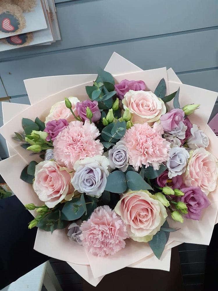 Букет цветов из: Розы, Гвоздики и Лизиантусы в Куршаве