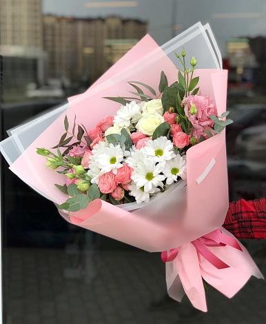 Букет цветов из: Розы, Лизиантусы и Хризантемы в Куршаве