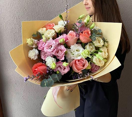 Букет цветов из: Розы, Лизиантусы и Гвоздики в Куршаве