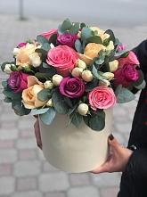 Цветочная композиция из Розы в шляпной коробке в Куршаве